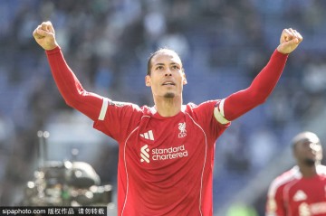 英超-萨拉赫破门范迪克第100分钟绝杀 利物浦2-1埃弗顿